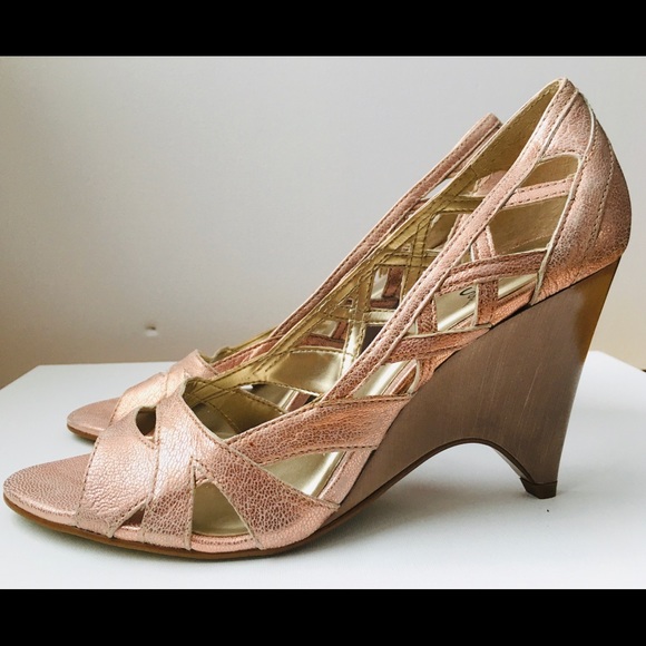 Carlos by Carlos Santana “Rescue”rose gold wedge - Picture 3 of 6